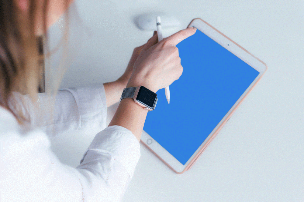 Pessoa usando tablet com ícone de rede em chamada de assinatura da Abria