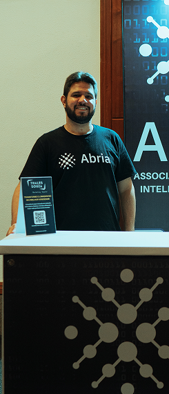 Profissional com camiseta da Abria em evento institucional