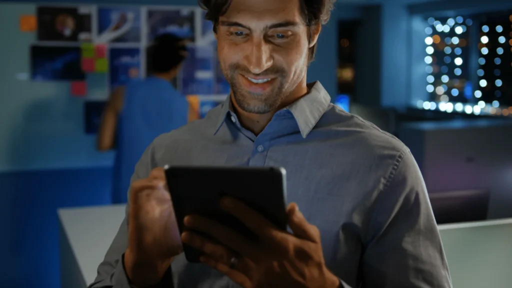 Pessoa usando tablet em ambiente corporativo da Abria