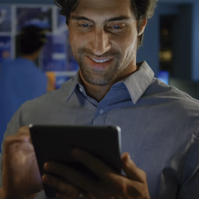 Pessoa usando tablet em ambiente corporativo da Abria