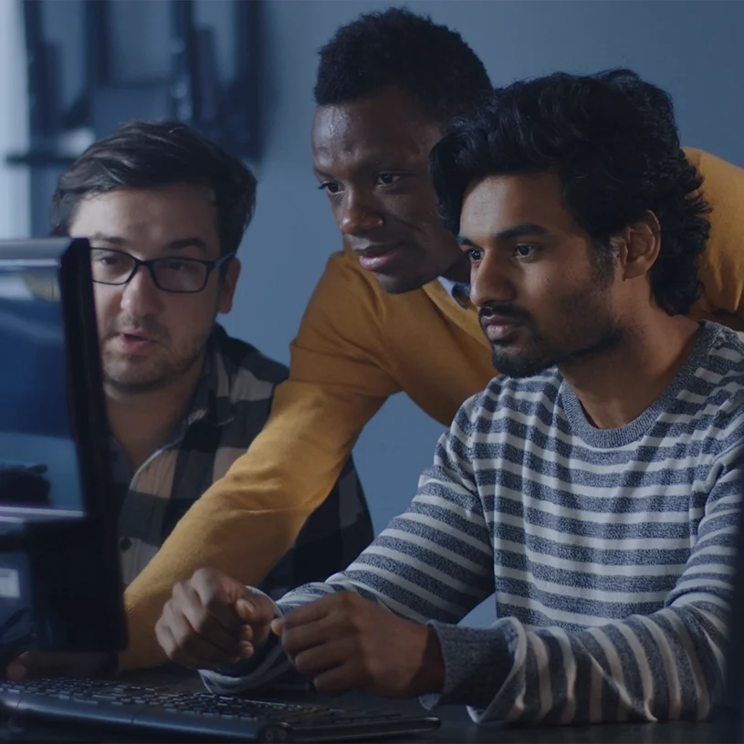 Equipe em treinamento na Abria Academy em frente a computadores